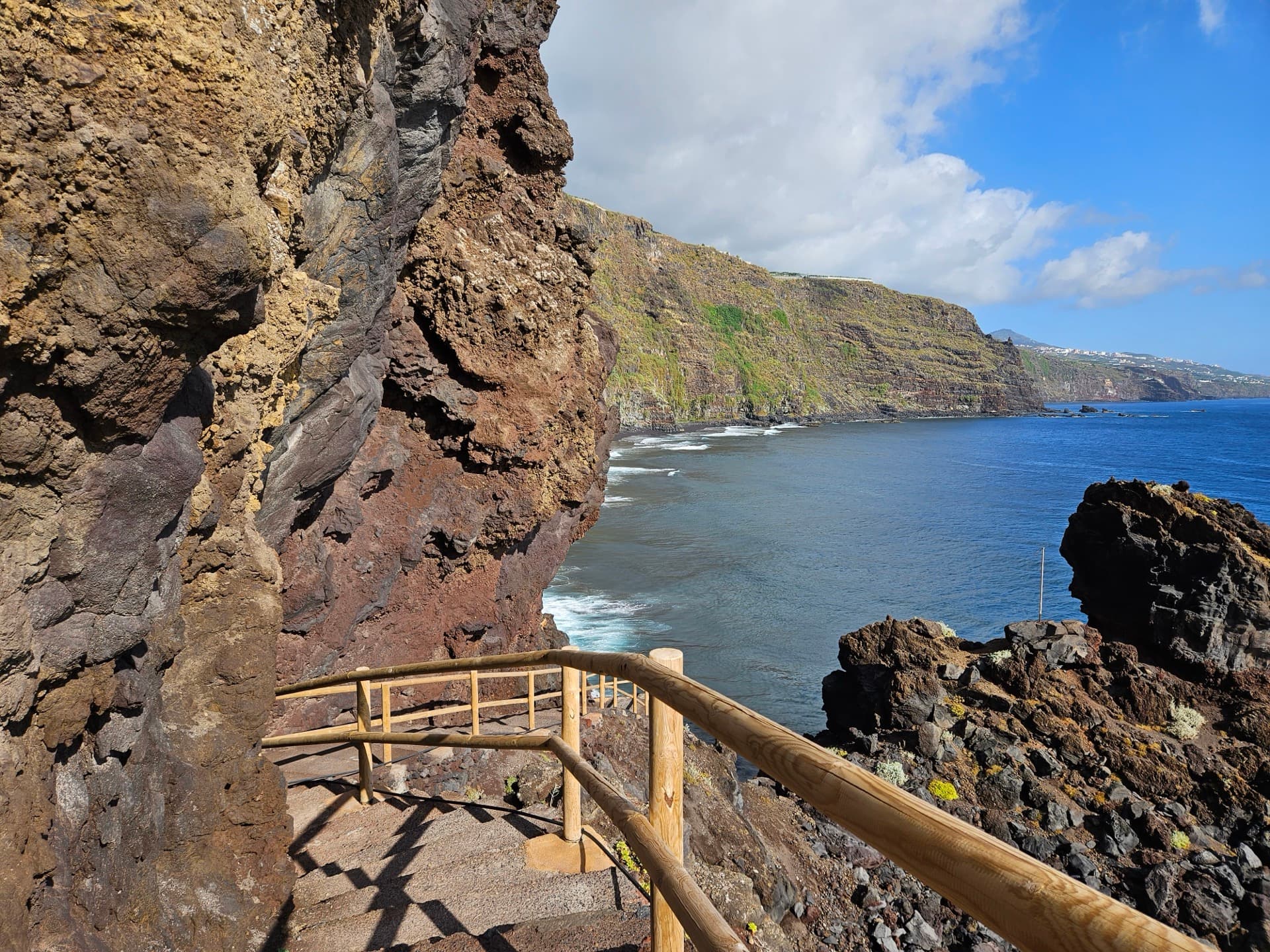 Playa de Nogales, La Palma — acantilados volcánicos